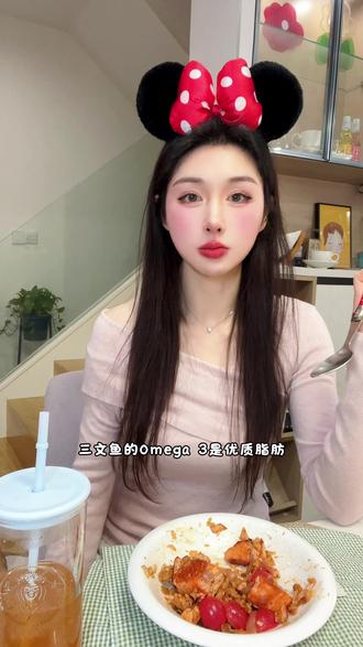 已瘦20斤|节后大餐补救!快速掉秤食谱🥣 年后清肠大法!不极端节食版!
一日1100大卡减脂食谱:🔥
早餐:防暴食干噎酸奶碗≈365kcal
午餐:抗炎三文鱼烩饭≈ 509kcal
晚餐:土豆泥沙拉≈ 274kcal
干净饮食健康掉秤❗️
找回轻盈舒服的自己~
#真实经验分享计划 #节后减肥 #减脂餐 #干净饮食 #生活化减脂