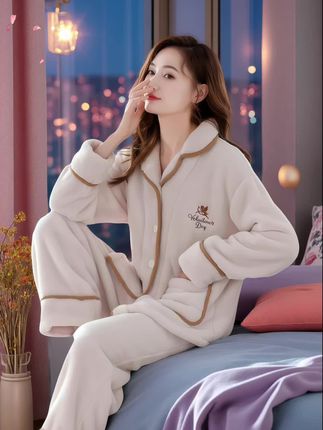 睡衣女款爆款2025新款 芬腾可安冬季珊瑚绒睡衣套装,加绒加厚的法兰绒材质,是秋冬保暖的贴心之选。经典翻领设计搭配精致包边,简约中透着质感,多款温柔色系适配不同风格。宽松版型不挑年龄身材,居家时的每一刻都被柔软包裹,让舒适与优雅并存。 这个秋冬,用它开启你的氛围感居家时光。 #氛围感穿搭 #舒适度高的睡衣推荐 #一套好的衣服可以让你不动声色的美 #早秋穿搭显贵法则 #不挑年龄不挑身材 @抖加🔥上热门🔥dou+🔥热点宝 @抖音创作小助手 @图文带货帮扶中心 @DOU+小助手 @DOU+上热门 @dou+流量推送