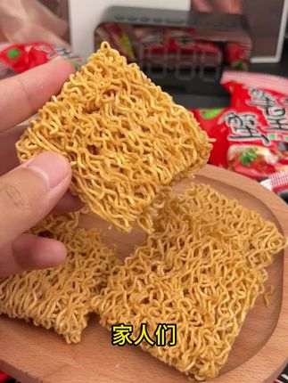 【真的辣】三太子蟹黄香 辣脆脆面酥脆解馋小零食辣条辣椒爆辣辣 哭。三太子家新出的香辣蟹黄干脆面,这价到手一箱足足20袋,香辣酥脆越嚼越香,追剧真的太过瘾了# 干脆面 # 童年记忆小零食#特别推荐 #好吃分享