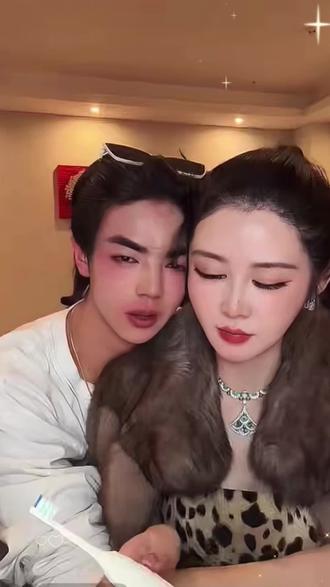 纳迪尔身世很苦,在他2岁时妈妈就离开了这个家,爸爸要工作出差在外地,他从小在他二妈家住,有时候在他姑姑家住,是吃百家饭长大的,他是一个付出型人格的人,从小很懂感恩,#盈公主和马迪尔 #成长经历记录 #盈公主 @👑盈公主👑周二晚上8点半小姐夫号直播 @纳迪尔 今晚八点30开播