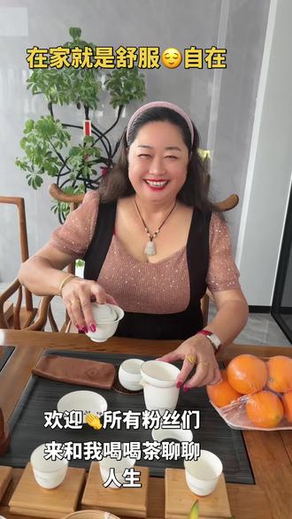 在家独饮冰岛茶,喝茶静心,品茶悟人生。茶有甘苦起落,人生亦是如此,放平心态,岁岁安然。