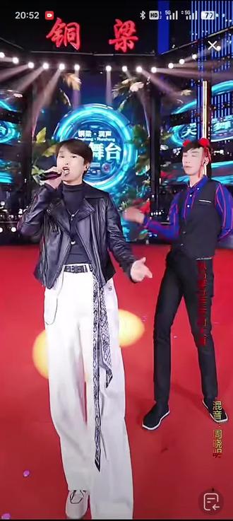 铜梁润声大舞台,来咯来咯,你们想看的,能唱又能跳的帅小姐姐来咯,选手上台唱歌环节#舞台演出现场 #老百姓的舞台