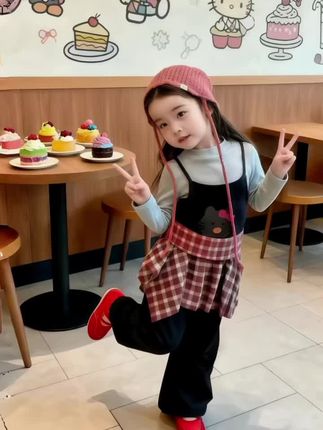 💖谁能拒绝这么可爱的女童穿搭啊! 内搭是柔和浅灰长袖,简约又好搭~外搭的吊带超有设计感,藏蓝色底搭配萌趣卡通图案,还有红棕格纹装饰,层次感直接拉满✨下装是黑色阔腿裤,宽松舒适,跑跑跳跳都自在~ 头上的粉色针织帽,流苏系带俏皮又灵动,再拎上银色小包包,整套look甜酷甜酷的,带娃出街绝对吸睛,宝妈们快给自家宝贝安排上~#萌娃穿搭 #早秋韩系氛围感穿搭 #秋季开学穿搭分享 #你的萌娃穿搭博主已上线 #韩系穿搭 @抖加🔥上热门🔥dou+🔥热点宝