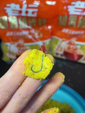 野钓打窝就用它,窝饵一体省事儿还聚鱼 野钓最愁打窝和选饵不对路,直到试了这款西部风老坛甜薯破碎料,才算找对了门道。 它是真·窝饵一体,开袋就是浓郁的老坛发酵香味,不是那种刺鼻的化学味儿。甜薯被破碎得大小均匀,既有颗粒留鱼,又有碎屑诱鱼,水下穿透力特别强。 我一般直接取一部分打窝,剩下的加水拌一拌就能当钓饵,不用额外搭配其他饵料,新手也能轻松上手。不管是钓鲫鱼、鲤鱼还是草鱼,聚鱼都很快,窝里能清晰看到鱼星冒个不停。 关键是老坛发酵的味型很对野生鱼的胃口,不生硬不夸张,野钓时用它,收获总比平时好不少。 #西部风 #老坛甜薯破碎料 #老坛发酵窝饵一体 #野钓打窝 #窝料饵料