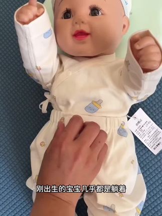 小月龄宝宝的纯棉连体衣来了,面料是A类100棉的,柔软亲肤,里外无骨缝制,宝宝贴身穿都不会硌到,一年四季都能穿的款式,趁现在活动,麻麻们闭眼入#连体衣#婴儿衣服 #新生儿衣服