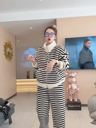 这么精致又舒适的睡衣你确定不来一件嘛,懂事的姐妹已经@闺蜜啦#抖音商城大牌钜惠#年轻人最佳过冬搭子#跟着百大穿搭达人时髦过冬#一套好的衣服可以让你不动声色的美#无限回购的宝藏单品
