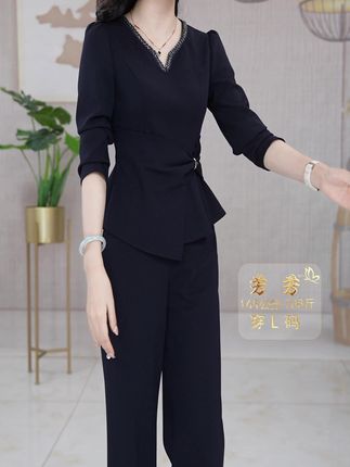 #显瘦穿搭套装风格正式又不失时尚感,适合职场通勤或商务场合,搭配黑色手提包和精致的首饰,更凸显出穿着者的精致品味与干练气场 #显高显瘦显腿长 #穿出自信穿出美丽 #时尚女装 #女人味十足