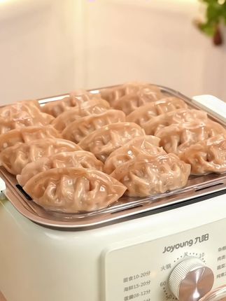 好吃才能坚持自律,这么Q弹多汁的低脂魔芋饺子你吃过吗?一口下去满满都是馅料,全家人都喜欢吃#饺子  #控卡餐 #自律 #魔芋饺子 #大人小孩都爰吃