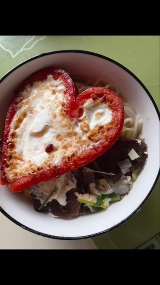 闺女的生日,美好的一天开始啦🥰爱心煎蛋卧在面条上,牛肉片和葱花点缀其间,每一口都是爱的味道!祝我闺女生日快乐🎂🎂😀