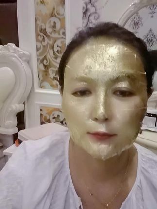 姐妹们快来薅羊毛了!这个蕾丝奢华养肤补水面膜真的太绝了!它的膜布轻薄又透气,而且非常贴合脸部,可以牢牢锁住里面的精华,让皮肤充分吸收养分,敷完之后脸蛋水润光滑还透亮,感觉毛孔都变小了。关键是现在价格超划算,喜欢的朋友赶紧入手吧!