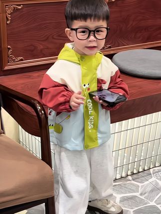 我有个很好的小朋友陪伴在身边所以生活很有意思 幸福不是什么都拥有 而是恰好想要的都在身边 谢谢你的出现 温暖我疲惫乱糟糟的世界 我早已离不开你#妈妈的世界很小里面装满了你 #高品质童装 #男宝穿搭 #潮童穿搭 #童装