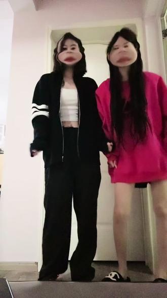 我们还能谈论几年的痴男怨女 在夏天随意地在路边吃着冰淇淋 购物聚会节食减肥 不必为他人许下承诺责任责任 不困于婚姻房车 这样的享乐主义生活还能过几年呢 且玩且珍惜吧