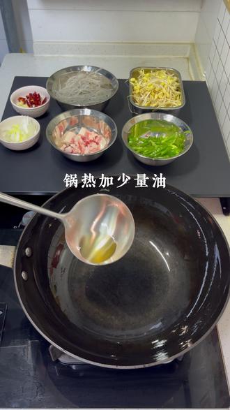 豆芽炒细粉 No.148丨豆芽和粉条的完美结合,粉条软糯入味,配上一锅米饭,真的嘎嘎香~~~
#今天吃什么 #家常菜 #豆芽炒粉条 #跟着抖音学做菜