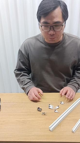 两种可弯直轨的介绍
一款用滑轮,正常尺寸,更顺滑,承重也更好,超薄的可弯直轨,更美观,折弯更容易#窗帘轨道#窗帘可弯直轨 #窗帘弯轨 #明装轨道窗帘