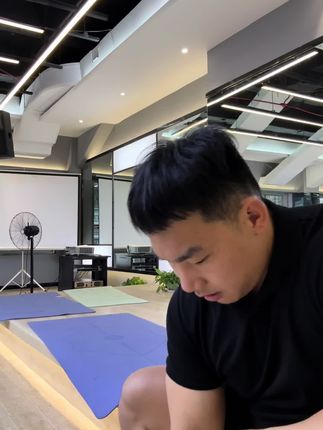 回复 @咖啡🧊的评论 #力量训练 #深蹲 #卧推 #肌肉国 #耶巴蒂 一双鞋可以三用深蹲 卧推 硬拉 力量训练都行,防滑,平底鞋,鞋特别好穿