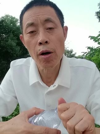 有口臭,有牙齿黄牙齿黑的。建议大家用这款莺妆清新样白牙膏。我是亲自用了,感觉不错才推荐给大家。#牙膏推荐 #莺妆清新亮白牙膏 @抖音小助手