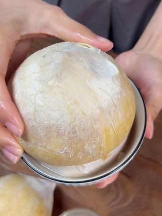 泰国椰皇,椰汁口感甘甜,甜而不腻#泰国椰皇 #椰皇怎么开 #椰皇蛋 #椰子蛋 #椰子水