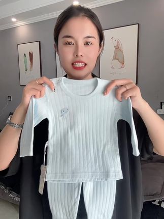 #精选优质面料柔软舒适亲肤透气 立秋后天气早晚温差大,提前给宝宝入手了这款秋衣秋裤套装,它是无骨拼接的,高腰设计保护宝宝肚肚子不受凉#婴幼儿服饰推荐 #宝妈推荐