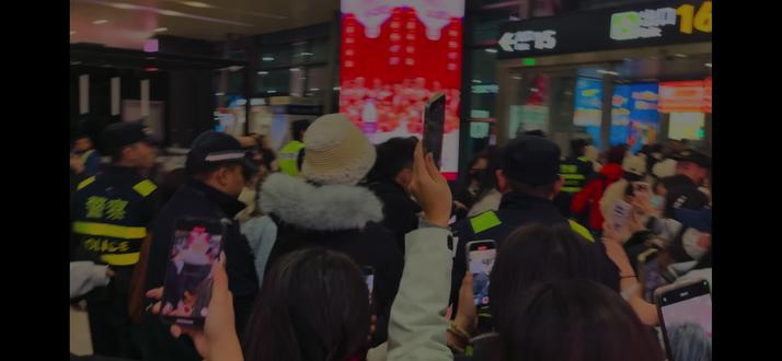 普普回成都啦~傲娇的云旗怕是牙又要反光了,哈哈哈#云熠 #云旗 #郝熠然 #明星 #接机