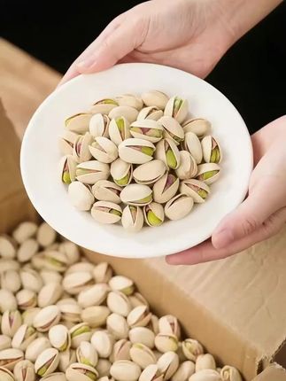 谁能拒绝这一把饱满翠绿的开心果呢~壳薄易剥,果仁脆生生的,带着自然咸香。抓一把塞进嘴里,“咔嗒咔嗒”的声响,追剧、闲聊时来一盘,快乐直接拉满~#五谷杂粮 #美食 #干果坚果 #干果零食 #美食坚果 @DOU+小助手 @DOU+上热门 @我要上热门