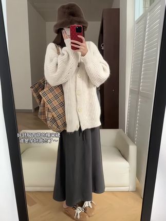 怀孕的姐妹们,快来试试这条孕妇糯米裙吧!它穿上特别舒服,而且很百搭,无论是搭配卫衣、T恤还是小香风外套都很好看。它的面料是那种软绵绵的感觉,摸起来就像小宝宝的皮肤一样,非常细腻。我现在已经怀孕五个月了,还在穿这条裙子,真的太爱了。#美出高级感穿搭 #裙装穿搭 #慵懒风穿搭#孕期穿搭#显高显瘦穿搭