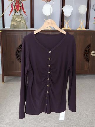 秋冬上衣选对太重要!这件山羊绒天丝上衣,软乎乎像裹着云,山羊绒暖身、天丝透气,贴肤不闷汗。版型宽松藏肉,单穿显温柔、内搭不臃肿~