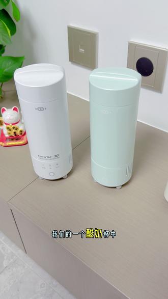 自制酸奶的正确操作流程 我们正常做自制酸奶时,比较建议的操作是:
• 让牛奶处于常温状态
• 然后添加菌粉
• 最后放入酸奶杯中进行恒温发酵
很多小伙伴直接从冰箱取出冷藏牛奶后,就立即倒入菌粉,然后在常温下放置一段时间。这个时候:
• 菌粉和牛奶混合后已经开始发酵过程
• 由于牛奶温度低,菌粉活性较弱
• 但菌粉仍然具有活性,牛奶已在发酵状态
#自制酸奶 #酸奶发酵教程 #新手做酸奶 #酸奶菌粉用法