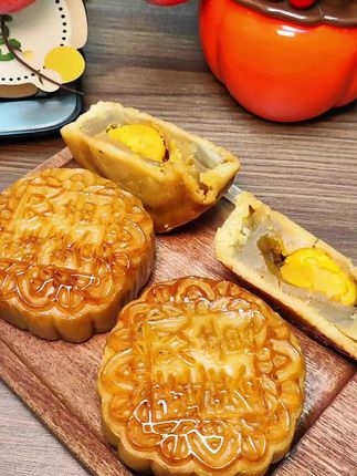 双黄莲蓉月饼,中秋必备“王炸”口味!金黄饼皮包裹柔滑莲蓉,两颗完整咸蛋黄加持,咸甜交融的丰润感瞬间征服味蕾!手工制作,馅料扎实,切开都是双份满足#月饼#双蛋黄莲蓉月饼#双黄莲蓉月饼 #中式糕点