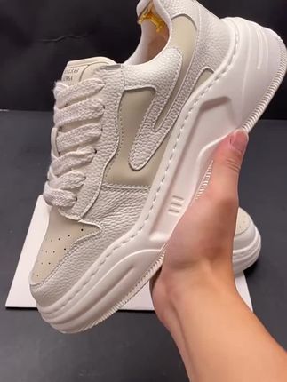 【经典三条杠布面破洞板鞋,时尚必备!】 【经典三条杠设计,布面材质搭配破洞元素,板鞋时尚感十足,让你轻松成为街头焦点!】