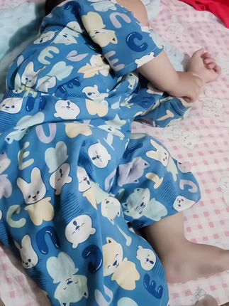 姐妹们来了,今天给你们来分享宝宝睡姿天气热了给宝宝穿这样的套装真的很舒服,穿着冰冰凉凉的还透气质量又好 小小的两位数就到手了,宝妈们赶紧给宝宝安排上~穿着真的真的特别的舒服#宝宝睡姿 #带娃日常 #睡着以后怎么看都可爱 #上热门🔥 #萌娃搞笑日常