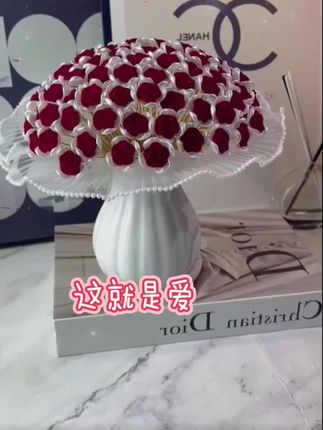 谁懂啊?真的被这个#植绒玫瑰 浪漫到了,#材料包 里包含了制作所需要的所有东西,打开后就可以按照教程制作,快给你的另一半也做一个吧。#99朵玫瑰花