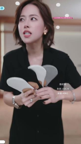 夏日穿浅口鞋总怕掉跟磨脚?分享自带“真丝麻触感”防滑隐行船袜 夏天穿玛丽珍鞋、乐福鞋或浅口单鞋时,大家是不是总担心不穿袜子磨脚,穿了又怕袜子滑落到脚底,或者露出尴尬的袜边?今天分享的这组W.Diva【自在搭】真丝麻隐形船袜,主打的就是“真丝麻的透气亲肤与隐形防滑的完美结合”,是夏日鞋柜里必不可少的百搭神器。
它采用了J具质感的真丝麻混纺材质,触感软糯丝滑,透气性极佳,大热天穿不会觉得闷热捂汗。
#隐形船袜防滑防掉 #真丝袜子 #夏日穿搭好物推荐 #防滑不掉跟船袜 #魏老板私服分享