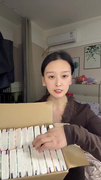 这才是小学生该用的纸巾吧!山水画包装,纸张都印有不同的诗词,满满的创意#纸巾#抽纸#好用不贵