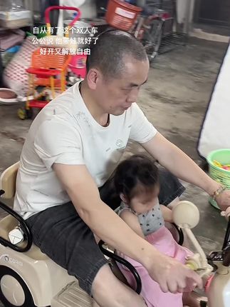 #日常遛娃系列 #遛娃神器 娃一下就老实了  公公带娃解放双手