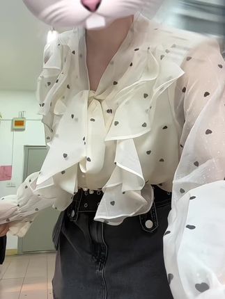 早春的波点衬衫韩里韩气,上身真的美哭我了~怎么搭配都好好看啊!