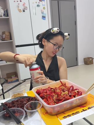 冰糖葫芦味的精酿真好喝,西瓜味的也不错,清甜爽口,够劲!#金星啤酒 #精酿啤酒爱好者 #微醺时刻 #啤酒 #有点上头