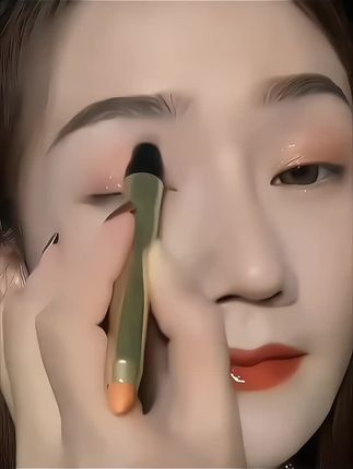 谁懂啊,这个眼影棒真的太方便了,只需要在眼睛上一涂一抹眼妆完成,立马就能呈现出漂亮的眼妆效果,而且它还防水防汗,不容易脱妆,真的是爱美女生的必备好物,赶紧入手一只吧!#懒人双头眼影棒#美出高级感#拯救手残党#平价彩妆