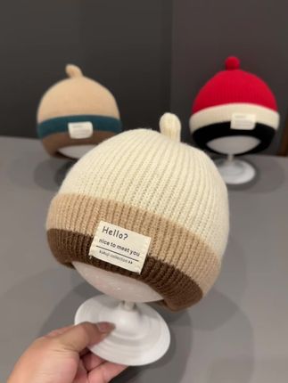 柔糯质感,亲肤透气,宝宝戴上秒变萌系小可爱~ 🧶 匠心拼接设计,防风护额,给宝贝最贴心的温暖守护。#萌娃出街必备 #婴儿穿搭 #暖心母婴好物 👉 让宝宝的每个瞬间都可爱满分!
