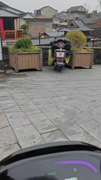 挤点时间,骑行扬州小秦淮河。当你不知道往哪走的时候,就跟着自己的心,跟着自己的节奏,跟着自然的步伐向前进,总会遇见那一份美好。#扬州#烟花三月#骑行#旅行 #用抖音记录人生 #秀出你的座驾