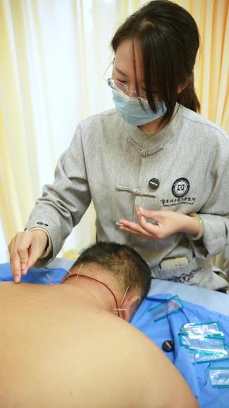 颈椎问题,双手发麻伴疼痛,针灸缓解 #针灸后酸胀痛怎么回事 #脊柱养生 #中医针灸 #茉莉微针