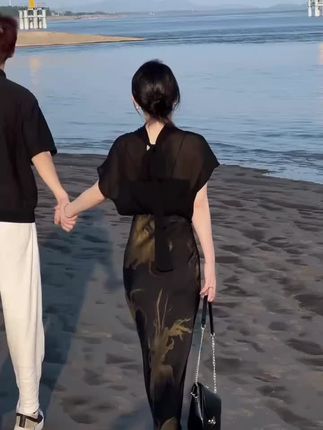 “这一生究竟要有多幸运,才能遇到那个,满眼都是你,待你如初,疼你入骨,见不得你受半点委屈,倾其所有也要护你周全的人.”#高级感穿搭#洋气减龄#又美又飒 #气质女神