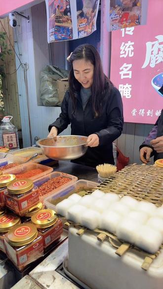 哈哈哈 郭家牌手工霉豆腐 要不要尝尝
我还是比较喜欢视频中老板给我打的那句广告词的 哈哈哈