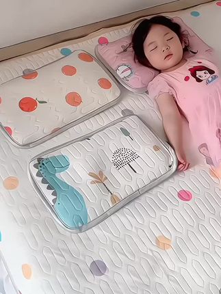夏天闷热,宝宝睡觉容易出汗 ~睡不踏实,可以试试这个#冰丝荞麦枕 冰丝枕面清爽舒适,荞麦枕芯可根据宝宝睡姿变形不容易翻滚,高度可调节#母婴好物#儿童枕头 #夏季必备 #宝宝好物推荐