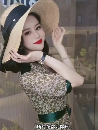 生活中最美的样子大概就是,脸上有微笑,心中有阳光,眼里有风景,愿你抬头所见皆是温柔,活成自己喜欢的样子。#穿搭 #谁穿谁好看特别有女人味 #谁穿谁好看系列