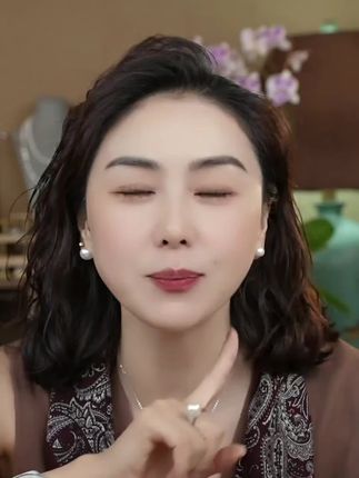 #小灯泡耳钉