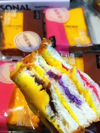 乳酪味,巧克力味,草莓味、蓝莓味,满满一箱四种口味燃烧吐司面包,上面一层盐烧乳酪面包湿湿润润的,里面是不同夹心果酱,酸酸甜甜的果酱加上奶香的乳酪,一口下去松软香甜,早把人当早餐太合适了。#乳酪 #夹心 #面包