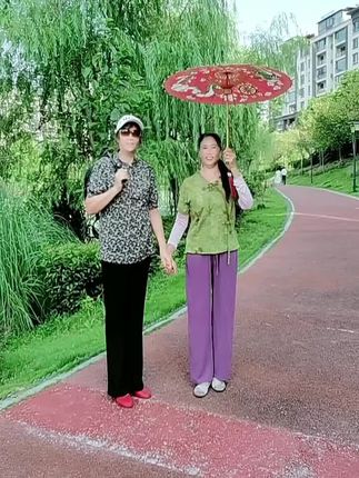 跟一个姐妹走一个搞笑视频哈哈哈!开心万岁
