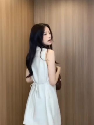 【伦敦往事】系带背心裙#谁穿谁好看系列 #时尚减龄穿搭 #甜美女孩