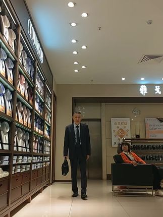 男士高档西装套装 FIRS/杉杉2025男士新款休闲商务西装套装结婚上班职场西装套装! 男人没有几套像样的西装怎么行?这套休闲西装套装你一定要试试!它是专为青年男性设计的,不仅穿着舒适,还非常帅气,让你轻松应对各种场合。无论是朋友聚会还是商务洽谈,穿上它都能给你带来自信,让你更加从容不迫。喜欢的朋友赶快点击下方链接购买吧!#霸气出场 #型男穿搭 #正装男 #气质拿捏