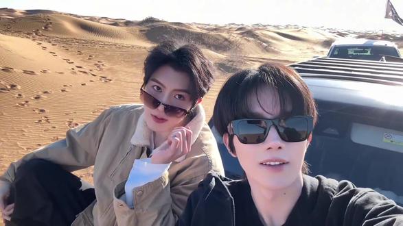 星邱视角沙漠冒险还原版(侥幸逃脱私生跟车体验滑沙最终安全回家版) 。(私生太猖狂了居然划破轮胎,坏种!)
Cr desire4
#沙漠 #黄星#邱鼎杰